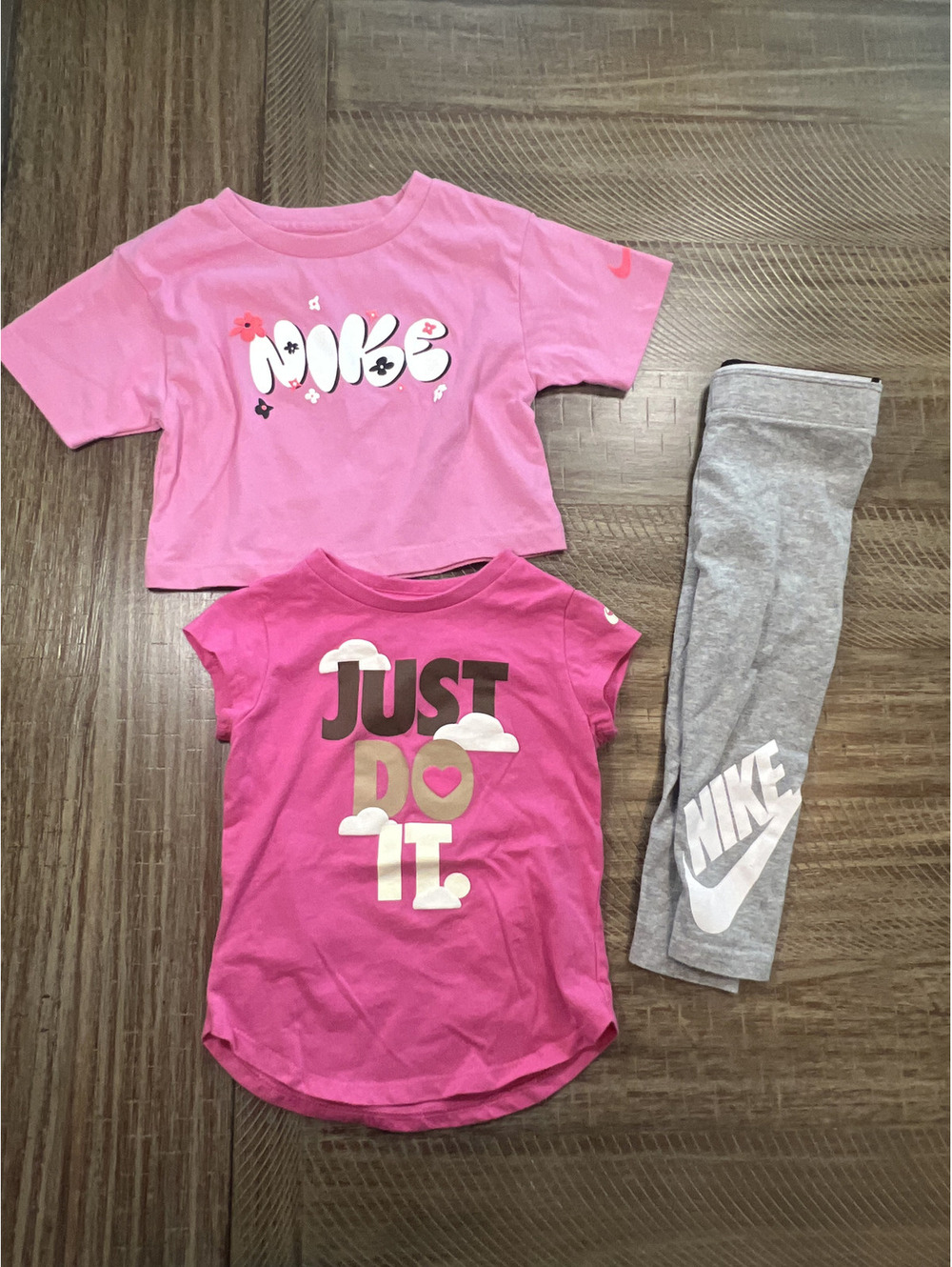 Nike Girls 2 T bundle of 2 t shirts and leggings